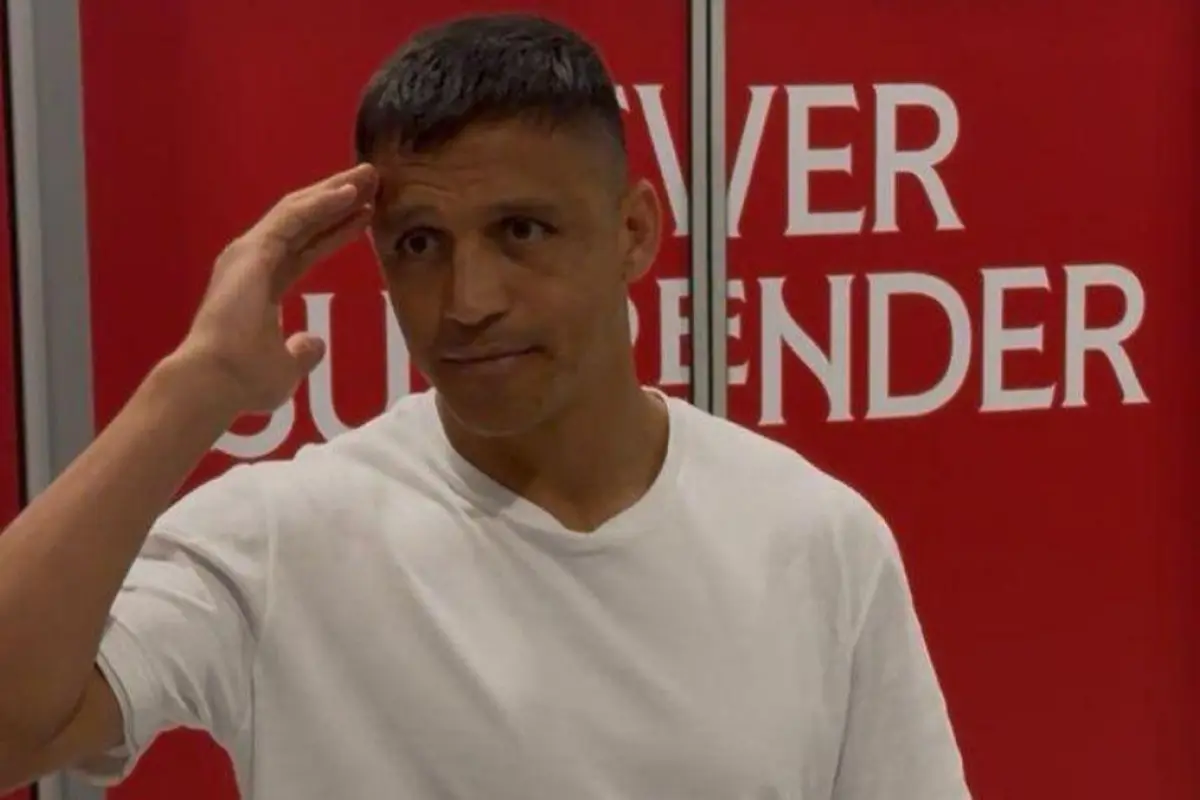 Alexis Sánchez ya llegó a Sevilla , Redes sociales | X