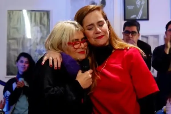 Natalia Valdebenito en compañía de su madre ,Captura