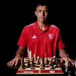 Alexis Sánchez sacude el tablero, red X