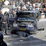    , Policia Israelí inspecciona vehiculo dañado. AFP
