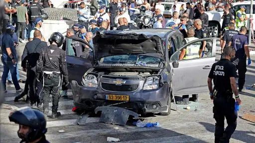    , Policia Israelí inspecciona vehiculo dañado. AFP