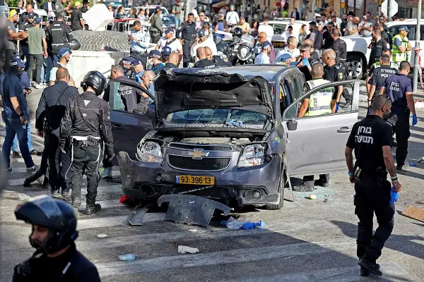     ,Policia Israelí inspecciona vehiculo dañado. AFP