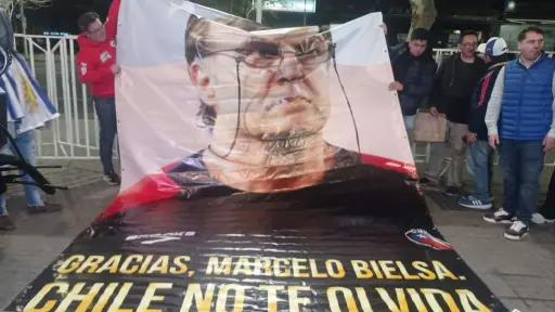 Los hinchas no olvidan a Marcelo Bielsa, red X