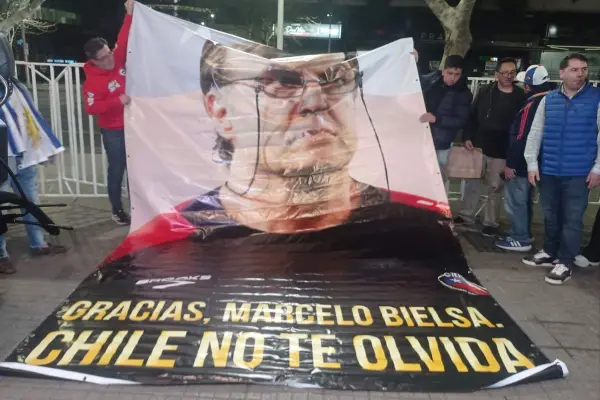 Los hinchas no olvidan a Marcelo Bielsa ,red X
