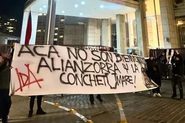 Hinchas de la U hostigaron a jugadores limeños ,red X