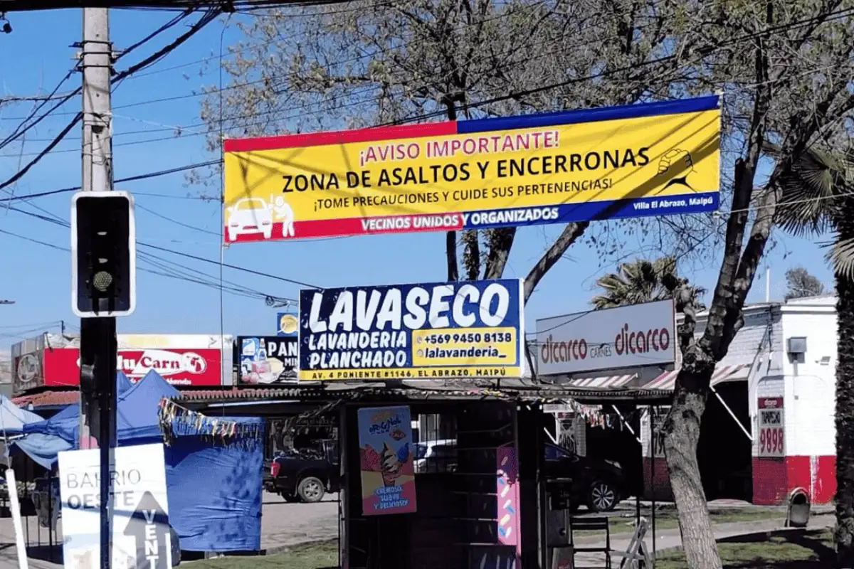 Vecinos de Maipú instalan lienzo preventivo por aumento de la delincuencia, Redes sociales | X