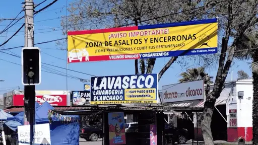 Vecinos de Maipú instalan lienzo preventivo por aumento de la delincuencia, Redes sociales | X