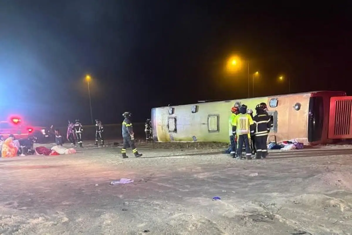 Un bus con 60 pasajeros volcó en la Ruta 5 Norte, red X