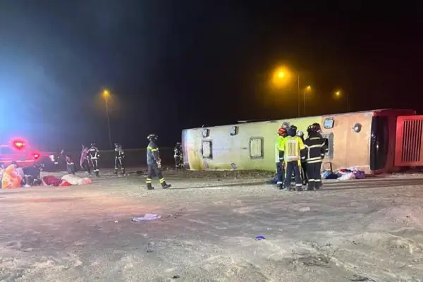 Un bus con 60 pasajeros volcó en la Ruta 5 Norte ,red X