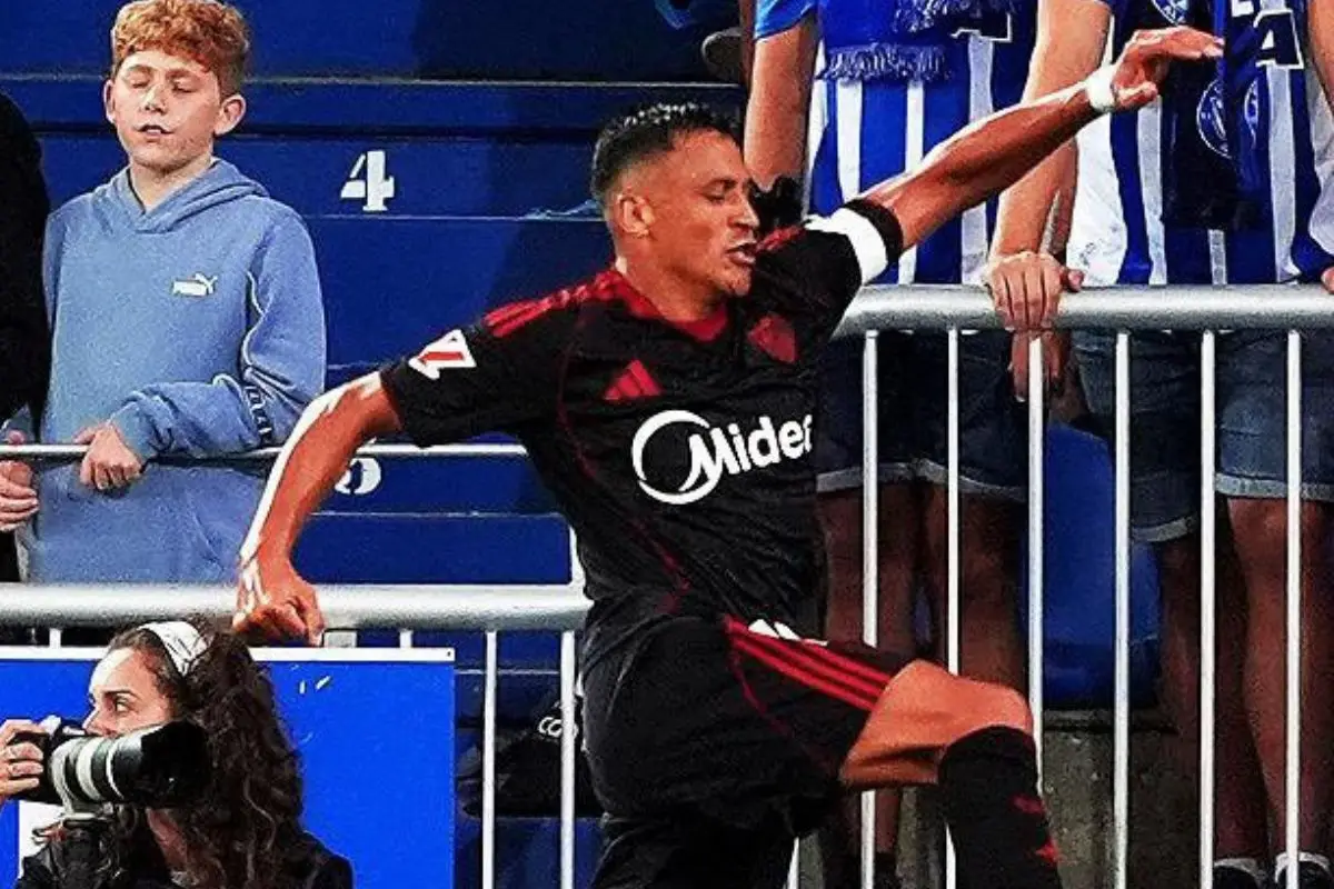 Alexis Sánchez tapa bocas en Sevilla, red X