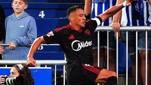 Alexis Sánchez tapa bocas en Sevilla, red X