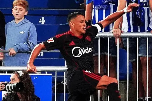Alexis Sánchez tapa bocas en Sevilla ,red X