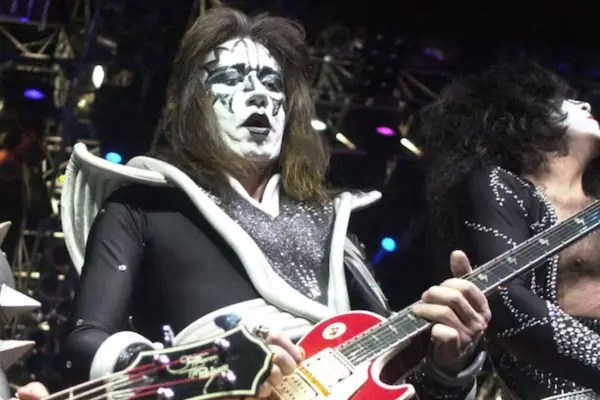 Guitarrista fundador de Kiss murió a los 74 años ,red X