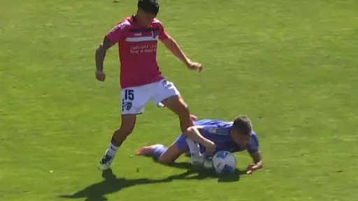 Charles Aránguiz tomó el balón con la mano y se fue expulsado, Captura