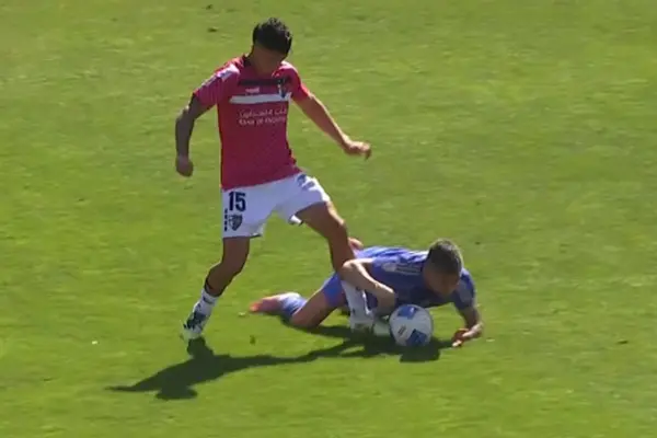 Charles Aránguiz tomó el balón con la mano y se fue expulsado ,Captura