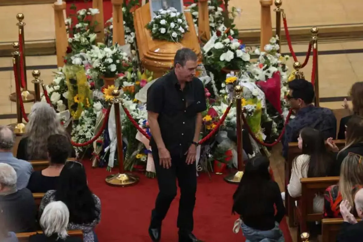 Cristián Campos en velorio de Héctor Noguera ,Redes sociales