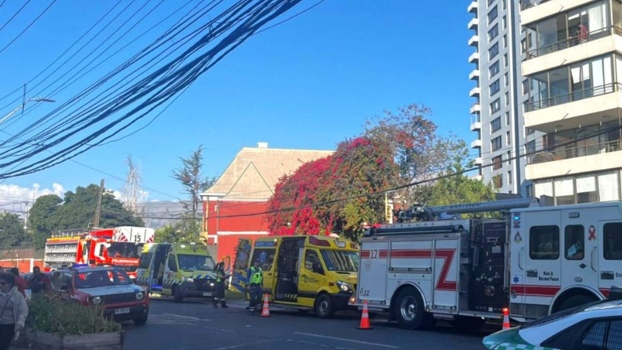 Niño de 11 años cayó al vacío desde el piso 10 de un edificio: malla de seguridad estaría en mal estado