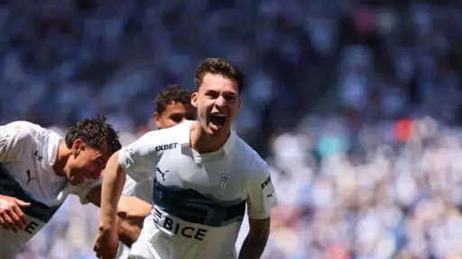 Alfred Canales celebra el único gol del partido, Juan Pablo Carmona