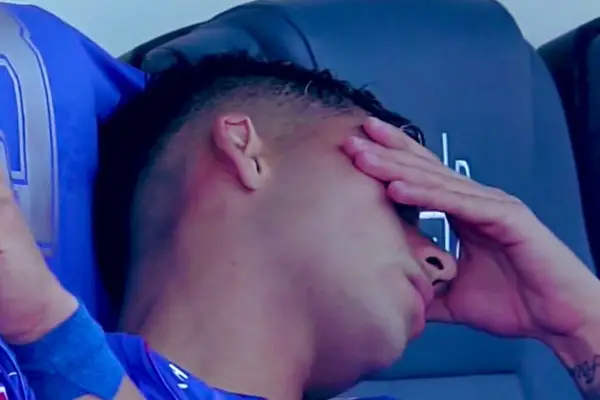 Lucas Assadi salió lesionado en el clásico ,Captura