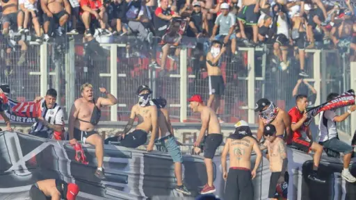 Hinchas de Colo Colo se pelearon entre piños, red X
