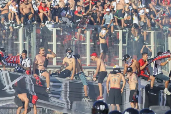 Hinchas de Colo Colo se pelearon entre piños ,red X