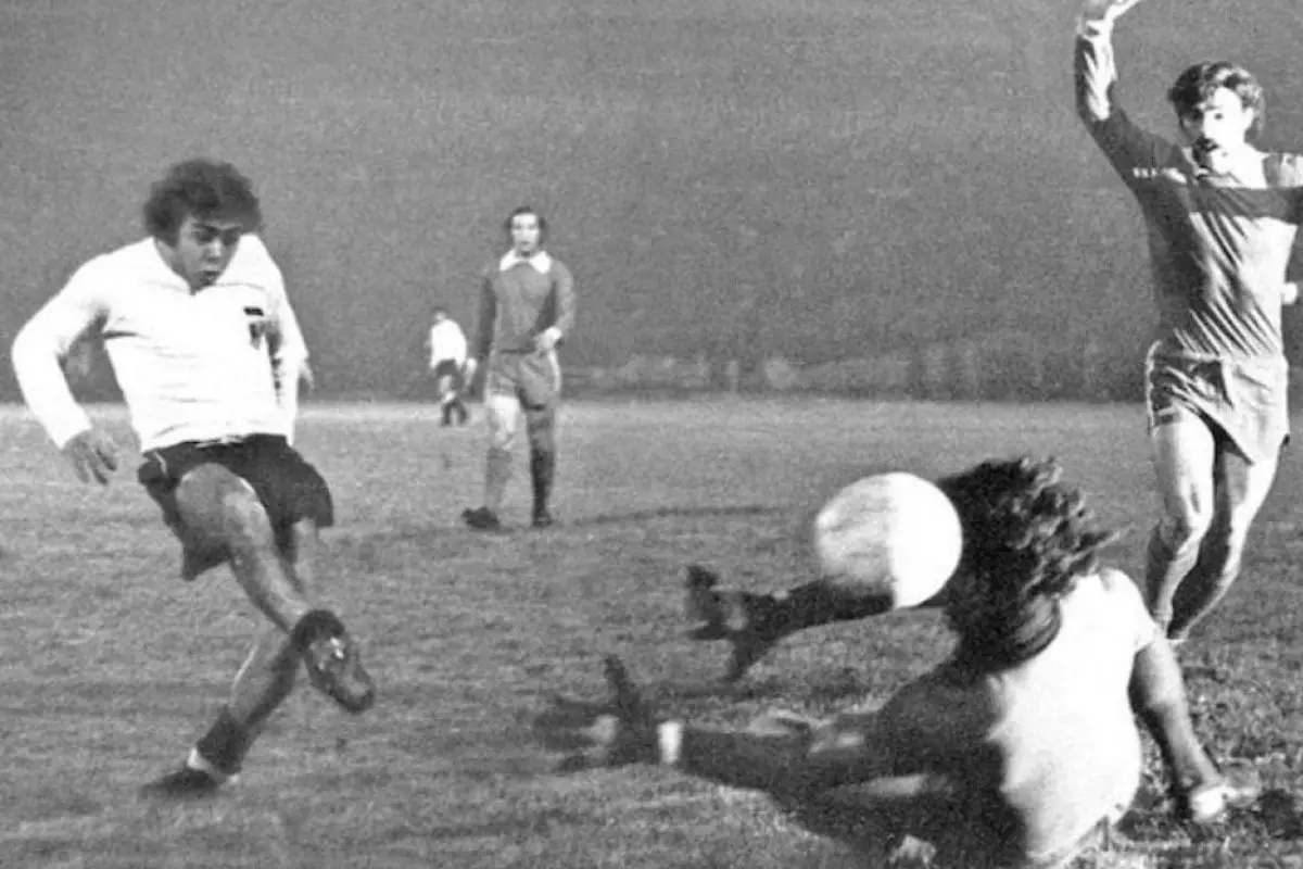 Carlos Caszely con la camiseta de Colo Colo, red X