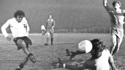 Carlos Caszely con la camiseta de Colo Colo, red X