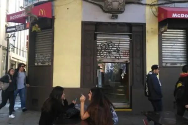 Trabajadora del local de comida rápida fue encontrada sin vida ,red X