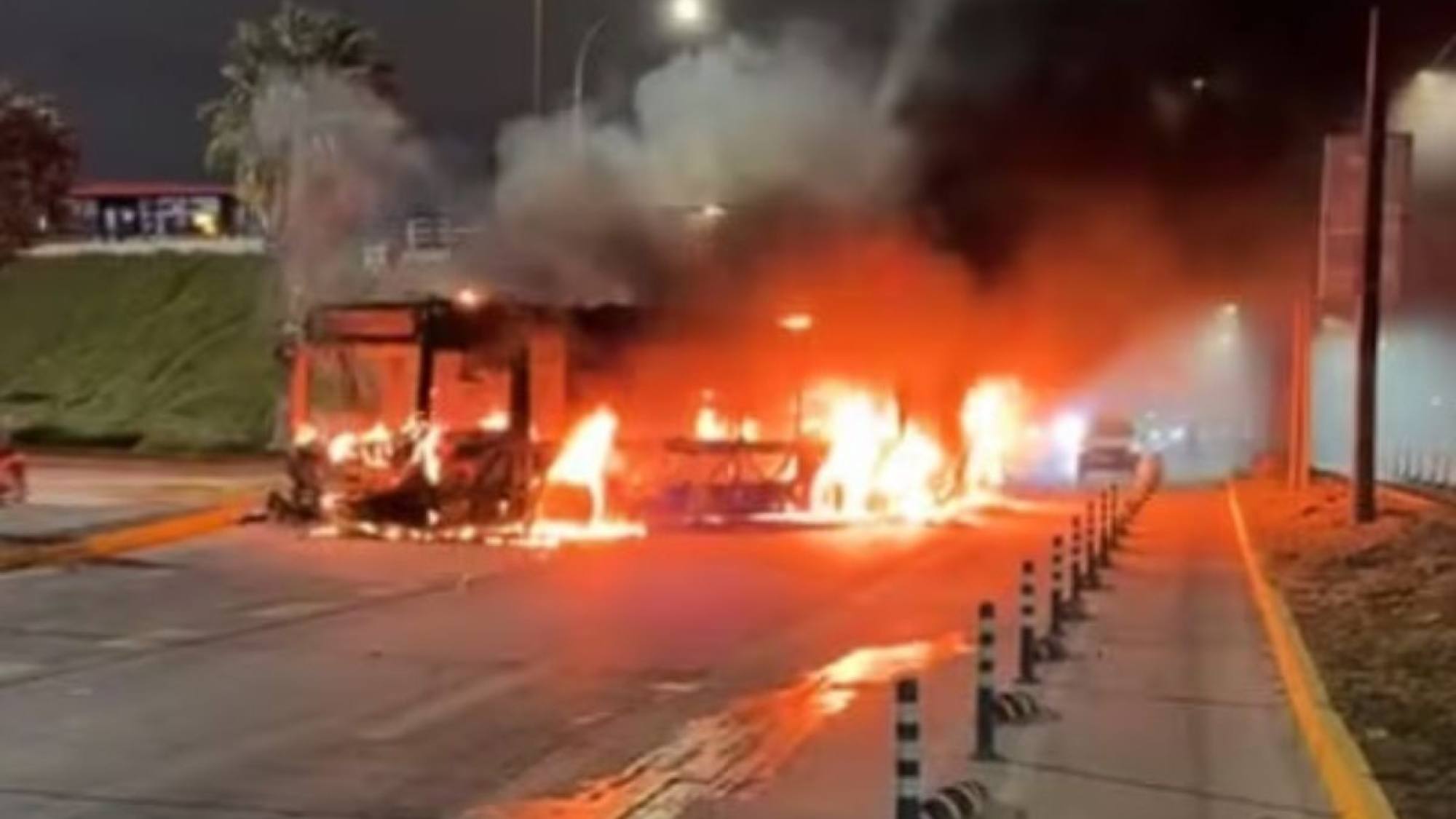 Manifestantes quemaron bus RED en Maipú: hecho ocurrió en conmemoración de la muerte de Alex Núñez