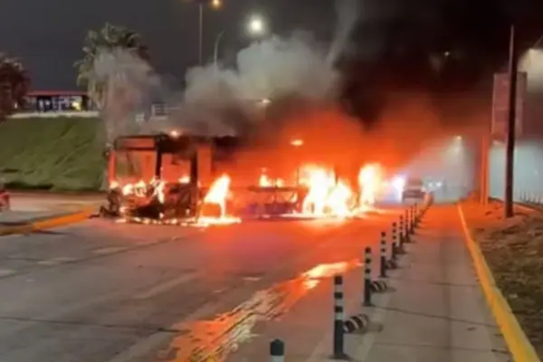 Manifestantes quemaron bus del transporte público ,red X