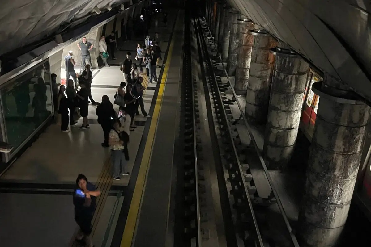 Metro a oscuras en Tobalaba, red X