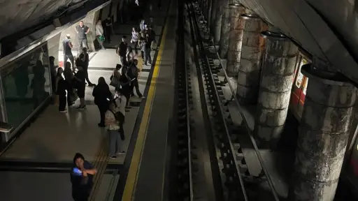 Metro a oscuras en Tobalaba, red X