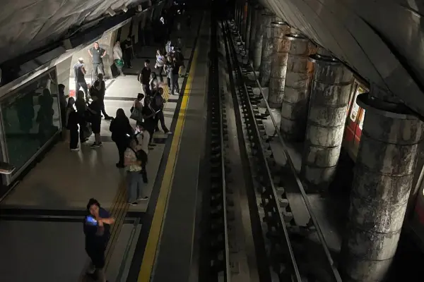 Metro a oscuras en Tobalaba ,red X