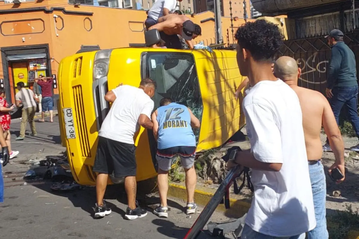 Furgón escolar volcado en Recoleta, red X