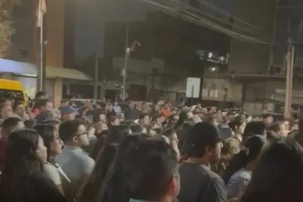 Masiva velatón en honor estudiante fallecido ,red X