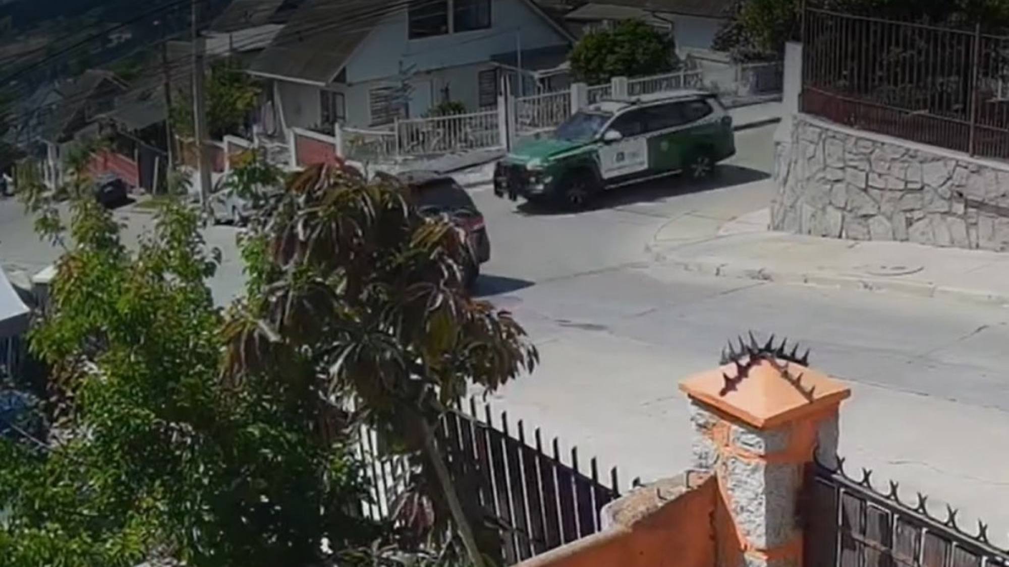 “¡Cómo se les ocurre!”: patrulla de Carabineros no respetó disco Pare y chocó a policía que transitaba de franco