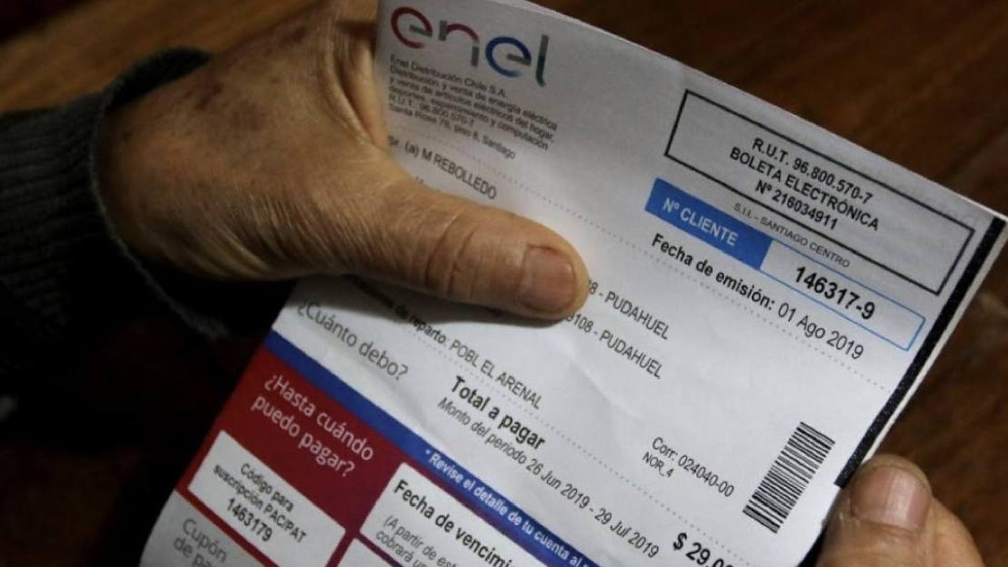 Gobierno anuncia cuánto le devolverán en la cuenta de la luz: serán $2.000 al mes