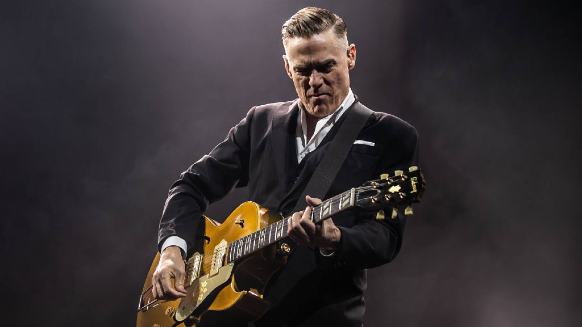 ¡Bryan Adams confirma su regreso a Chile!: Una noche cargada de nostalgia, energía y rock clásico