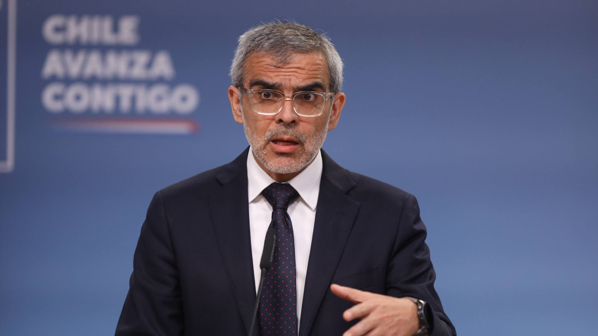 “Si los clubes no entienden por las buenas...”: Ministro Cordero amenazó duramente a equipos del fútbol chileno