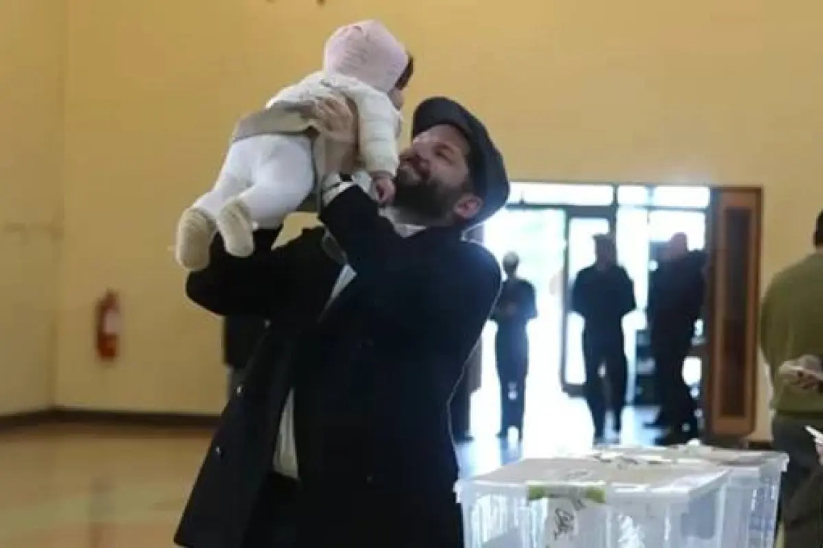 Así fue la llegada de Boric a votar junto a su hija Violeta, Redes sociales | X