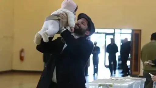 Boric fue a votar con su hija Violeta y protagonizó chascarro