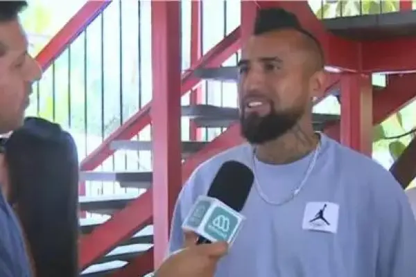 Arturo Vidal llegó a votar este domingo ,Captura | Mega