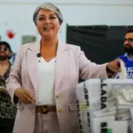 Jeannette Jara gana la primera vuelta, red X