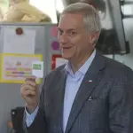 José Antonio Kast avanza a segunda vuelta, red X