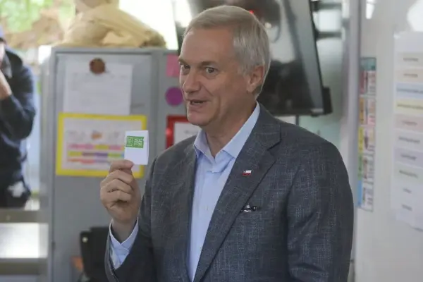 José Antonio Kast avanza a segunda vuelta ,red X