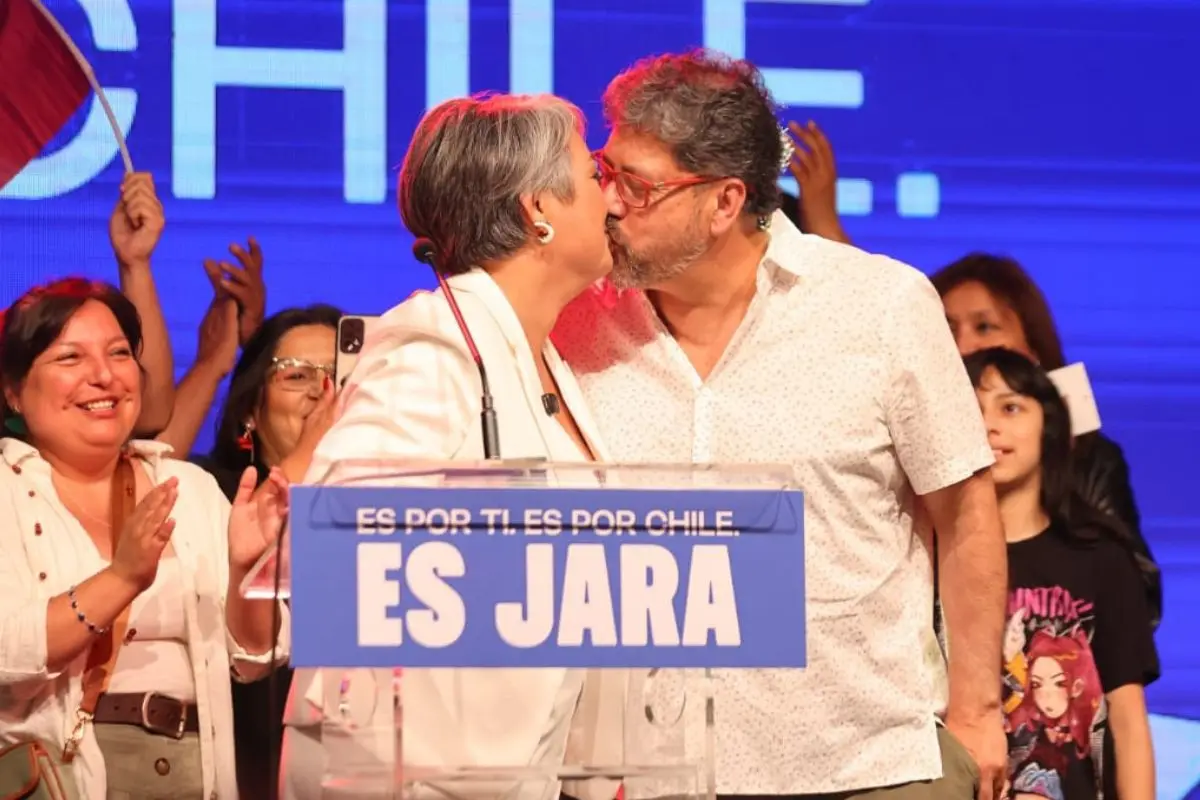 Jeannette Jara junto a su pareja Claudio Rodríguez, Juan Pablo Carmona