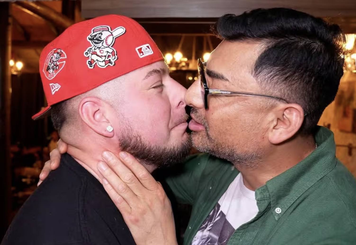 Andrés Caniulef besando a Diego González - redes sociales