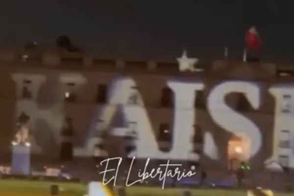 Kaiser en el frontis de La Moneda ,Captura