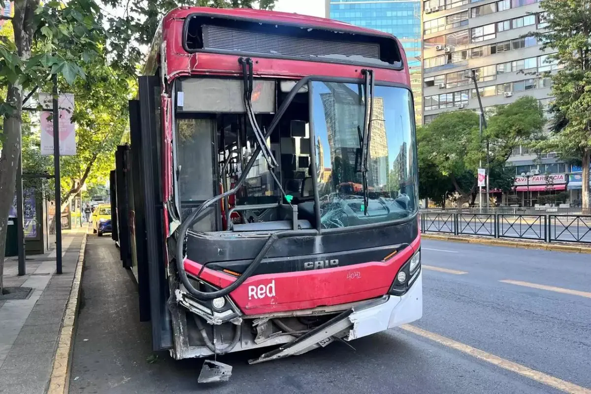 La micro arrasó con todo en Providencia, red X