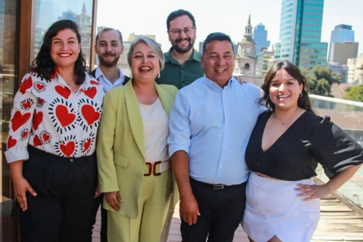 Jeannette Jara junto a miembros del Partido Popular, Cedida